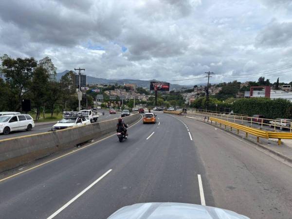 Proyectos viales en Tegucigalpa y Comayagüela buscan mejorar tránsito, mientras residentes denuncian obras inconclusas y abandono de tramos.
