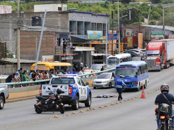 El cuerpo de la víctima quedó en medio del carril que dirige de la colonia La Laguna hacia la salida al norte de la capital.