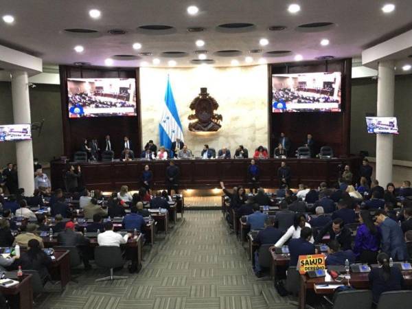 Luis Redondo informó a través de un comunicado dado por el gerente del CN que el resto de la semana no trabajaran en el edificio legislativo porque está en reparaciones.