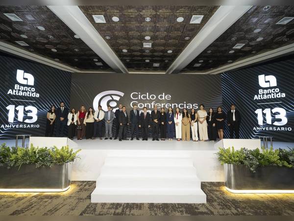 Autoridades de Banco Atlántida junto a los conferencistas invitados durante el ciclo “Perspectivas Económicas: Honduras 2026” realizado en Tegucigalpa.