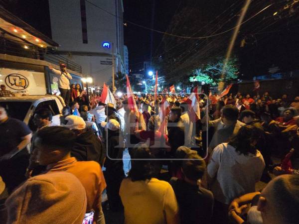 Simpatizantes del Partido Liberal se apostaron este jueves frente al Centro de Divulgación de Resultados del Consejo Nacional Electoral (CNE) -instalado en un hotel capitalino- a exigir transparencia en el escrutinio de votos.