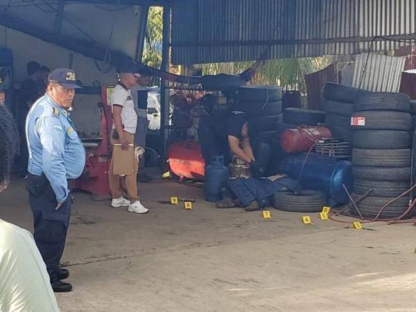 El cuerpo quedó tendido cerca de unas llantas dentro del local.