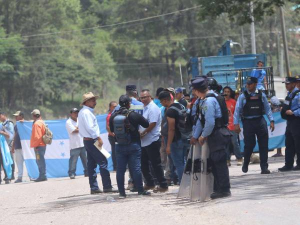 La toma se prolongó por más de 10 horas, no fue hasta las 4:00 p.m. que los protestantes decidieron liberal el otro carril y retirarse de la zona.