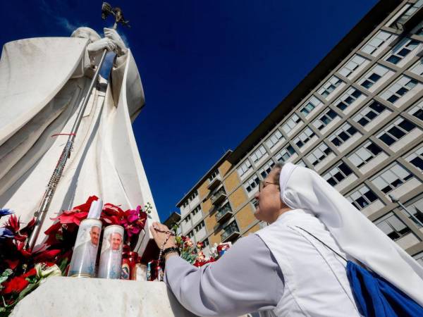 El papa Francisco lleva más de una semana hospitalizado a causa de una neumonía graves.