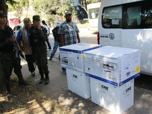 El general Roosevelt Hernández solicitó los recursos a la Sedena para el transporte y logística el día de las primarias. (2) Dos elementos militares el día del caos.