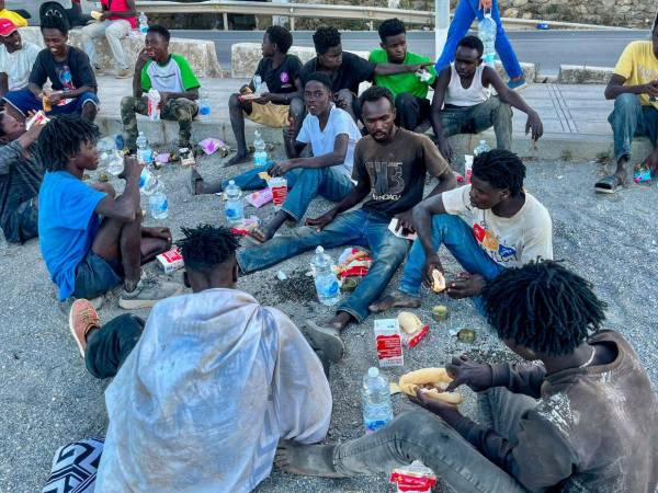 Ceuta, la ciudad que sufrió en mayor medida la crisis, acoge actualmente a 862 menores, aunque sus autoridades locales tienen constancia de que hay más escondidos por la ciudad.