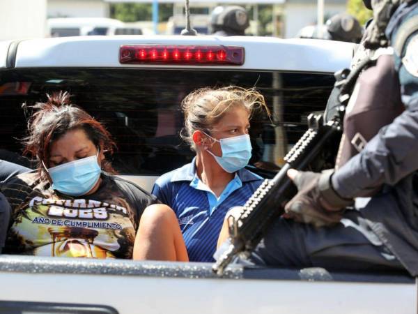 Cuatro personas señaladas como presuntos miembros de la estructura criminal conocida como “Los Pollos” fueron capturadas durante allanamientos realizados en la ciudad de Choluteca, al sur de Honduras, en el marco de la investigación por el atentado contra la vida de una abogada ocurrido a finales de diciembre de 2025.