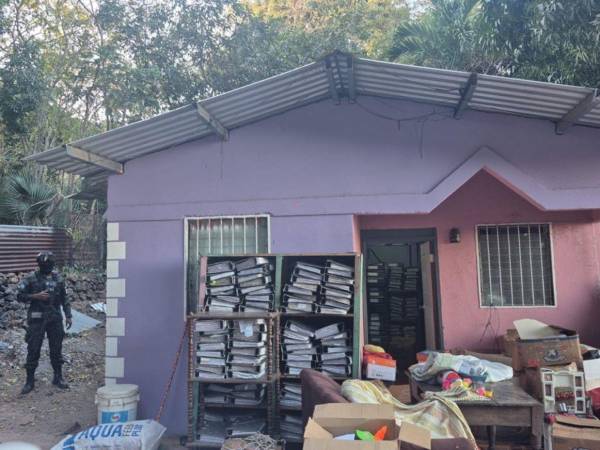 Durante los operativos se localizó documentación vinculada a la administración municipal en una de las viviendas allanadas.