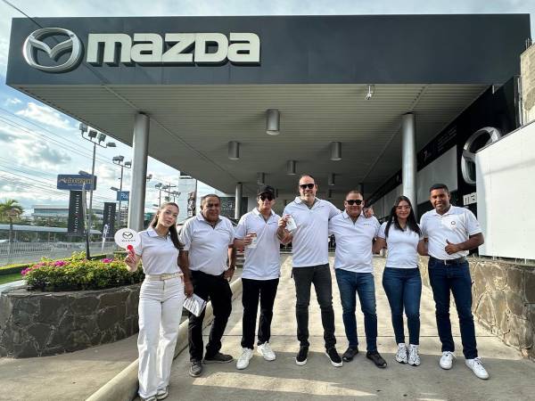 Ejecutivos de Grupo Q junto a clientes durante la esperada Mazda Xperience.