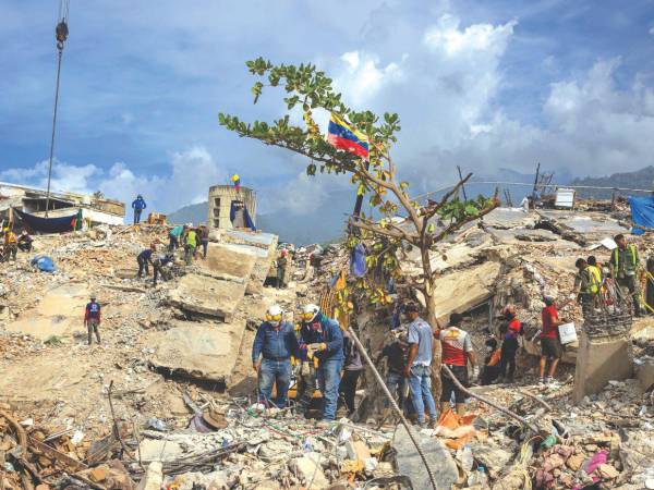 <b>BALANCE.</b> Voluntarios y autoridades siguen removiendo escombros en edificios afectados por el doble terremoto del 24 de junio, en Caraballeda (Venezuela). El número de muertos llegó a 6,509, según el balance oficial publicado ayer.