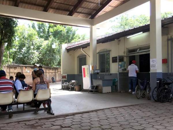 La mujer pereció dentro de la Clínica Periférica del Hato de Enmedio; se investiga una presunta intoxicación alcohólica.
