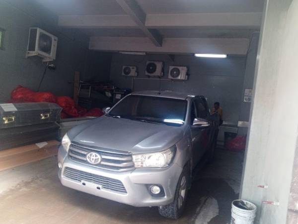 El cuerpo de Joel David Lira Cabrera al ser ingresado a la morgue de Medicina Forense en Tegucigalpa para practicarle la autopsia y luego entregado a los familiares.