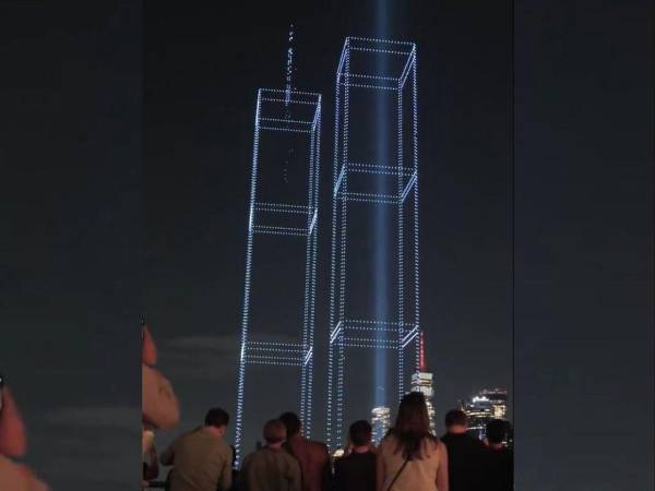 La combinación de las luces azules y las figuras formadas por los drones generó una de las imágenes más simbólicas de la conmemoración de este año en Manhattan.