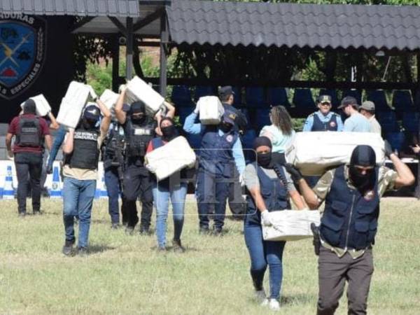 1,240 kilogramos de supuesto clorhidrato de cocaína fueron hallados dentro de una cisterna en El Progreso, Yoro. Aquí los detalles.