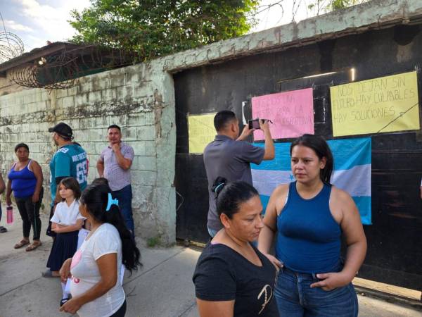 Los manifestantes cerraron los portones de la escuela Luis García Bustamante como medida de presión, impidiendo el ingreso del personal administrativo y de los alumnos.