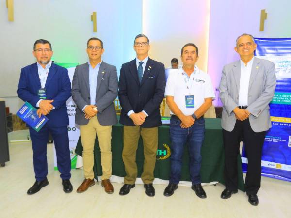 Representantes de UTH y el CIMEQH durante la firma del convenio de cooperación que beneficiará a los ingenieros hondureños.