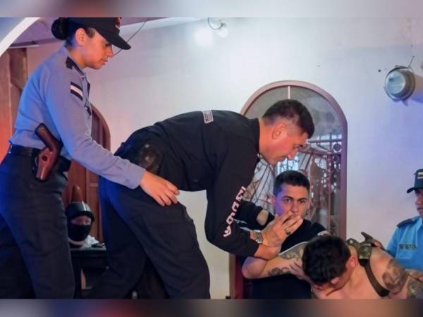 Una menor de 15 años fue encontrada muerta al interior de una cuartería ubicada en el sector conocido como Carmelo Abajo, en la colonia Bella Vista de Danlí, en El Paraíso, durante la noche del pasado martes 12 de mayo. ¿Su pareja la mató? A continuación los detalles del caso.