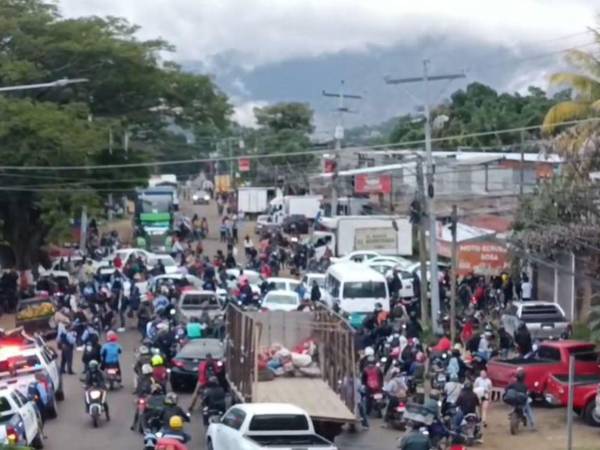 La salida de Danlí estaba abarrotada de personas y vehículos parados por la toma.