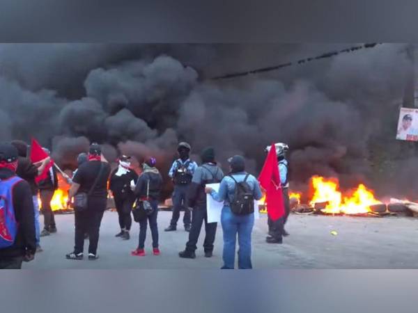 Bajo la consigna Aldana ganó, colectivos de Libre protestan en la salida a Olancho.