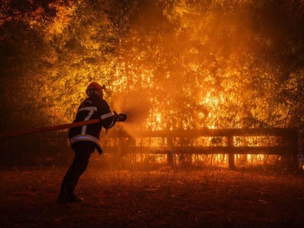El cielo oscurecido y el olor a ceniza en esta zona espantan a los turistas, en un contexto marcado por la cuarta ola de calor que afronta Francia este verano.