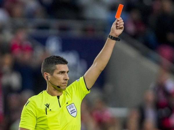 Árbitro mostrando la tarjeta roja en un partido profesional.