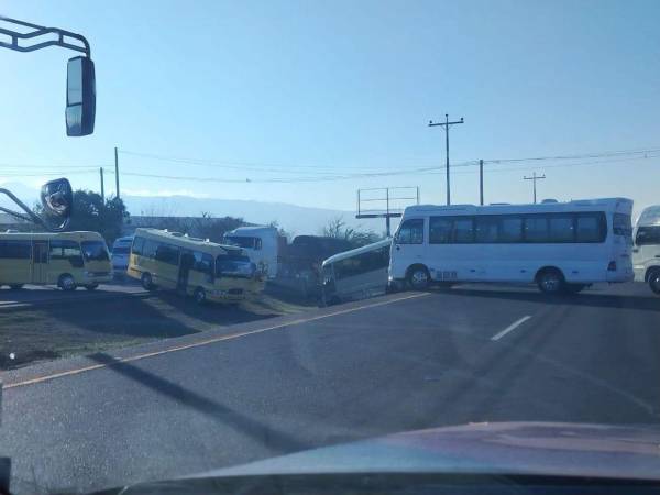 Unidades de transporte bloquean la CA-5 en Siguatepeque, interrumpiendo el paso entre Tegucigalpa y San Pedro Sula.