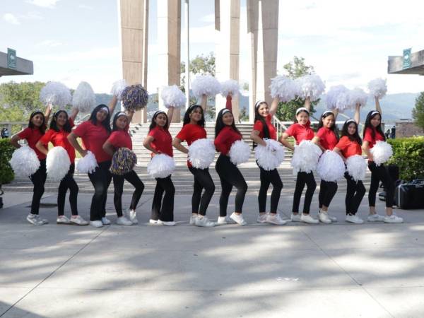 Las pomponeras del Centro Básico Yave Nissi afinan sus bailes y coreografías para participar en los desfiles del 15 de septiembre, en conmemoración de los 204 años de independencia de Honduras.