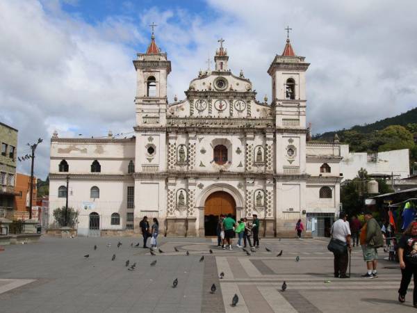 La histórica Iglesia Santa María de Los Dolores requiere reparación tras daños acumulados por filtraciones en el invierno.