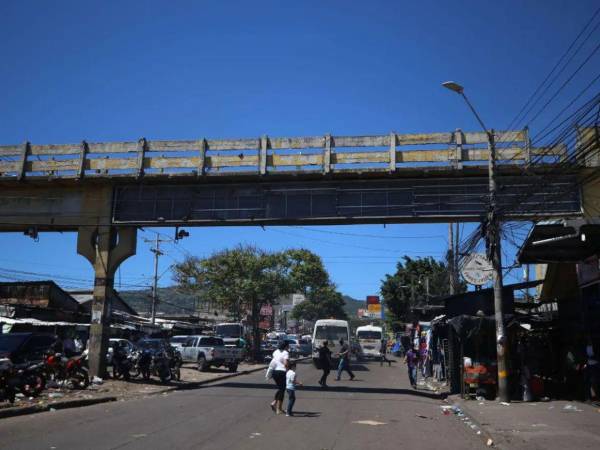 El puente peatonal del Zonal Belén, cerrado desde 2012 por invasión de vendedores, volverá a funcionar en aproximadamente un mes tras labores de mantenimiento.