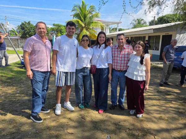 Así posó el Duby junto a su familia tras ejercer el sufragio.