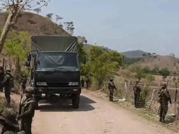 Las autoridades detuvieron a ocho personas e incautaron un arsenal que incluye 14 fusiles de asalto de uso militar, tres pistolas de calibre 9 milímetros y 1.306 cartuchos útiles.