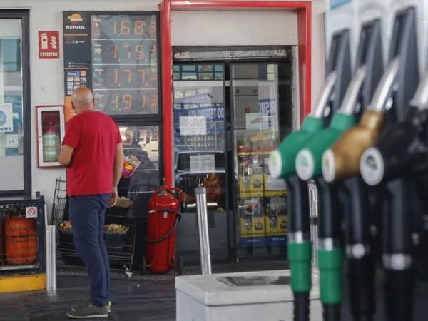 Gobierno alemán rebaja impuesto sobre hidrocarburos para aliviar a ciudadanos y empresas.