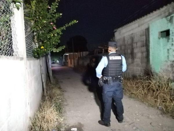 Las autoridades policiales se trasladaron hacia la vivienda de la fallecida para iniciar las primeras investigaciones del crimen.