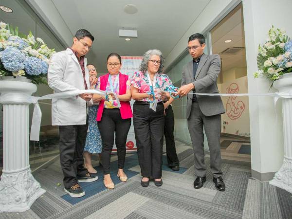 Durante el acto de inauguración se realizó el tradicional corte de cinta, marcando el compromiso institucional con la equidad de género y el bienestar de las madres.