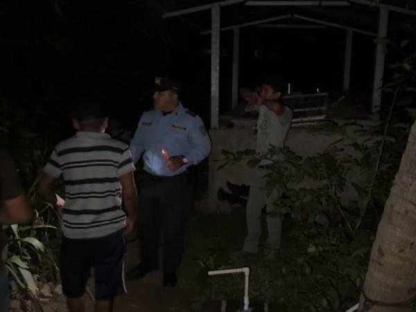 Elementos de la Policía Nacional y familiares llegaron a la escena del crimen en San Lorenzo, Valle.