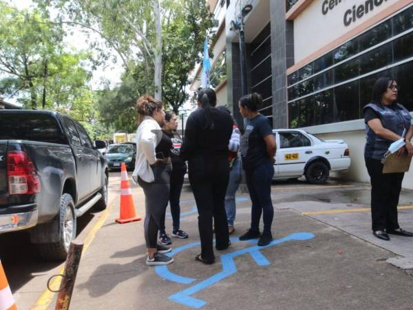 La familia de los menores Ricardo Lagos López y Ronald Alberto Lagos López se presentaron a Medicina Forense para realizar las diligencias correspondientes con la finalidad de reclamar sus cadáveres.