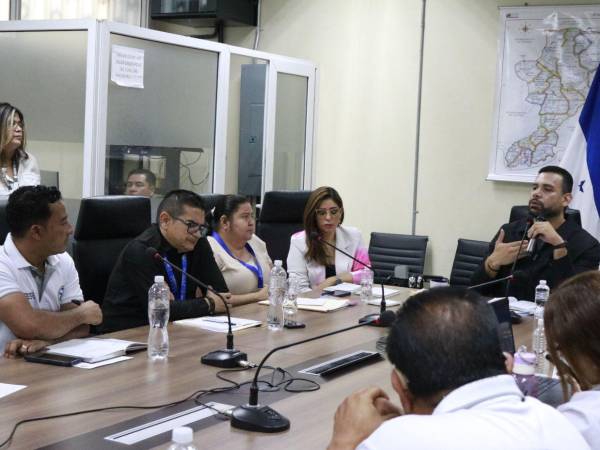 Las autoridades sanitarias dialogaron este martes con representantes de la Asociación Nacional de Enfermeros y Enfermeras Auxiliares de Honduras para llegar acuerdos.