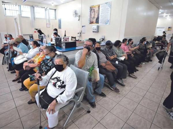 Miles de pensionados en Honduras denuncian que este beneficio es muy poco para cubrir sus gastos.