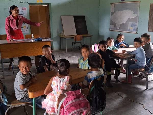 Carmen Rodríguez, educadora comunitaria en Turturupe, Lepaterique, camina hasta 40 minutos diarios para impartir clases a niños de prebásica, reflejando el compromiso de miles de maestras rurales en Honduras.