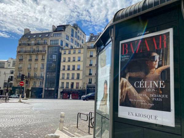 La vuelta triunfal de Céline Dion a los escenarios tras seis años desata la locura en París, donde decenas de seguidores se agolpan diariamente frente a su hotel con la esperanza de verla.