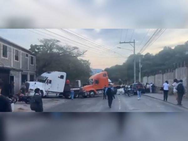 Los transportistas atravesaron las rastras para evitar el paso.