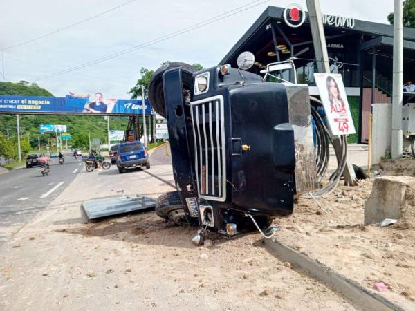 Debido al impacto con el turismo, el carro sisterna volcó y quedó el la orilla del anillo periférico a pocos metros de la vía rápida.