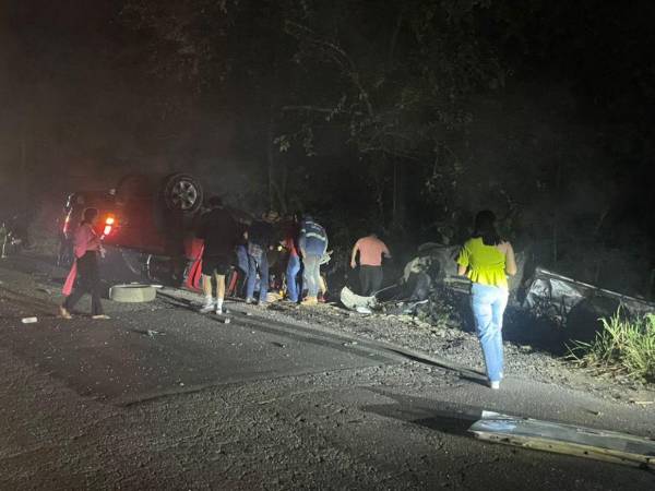 Las dos unidades quedaron completamente destruidas en la calle.