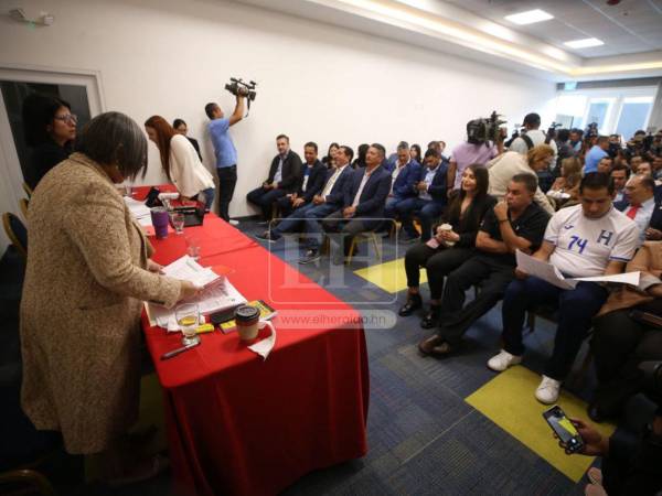 Parlamentarios piden que se respete resolución tras sesión extraordinaria.