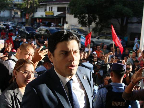 Marlon Ochoa del CNE, se presentó a presentar un denuncia en contra de una consejera y un jefe de bancada.