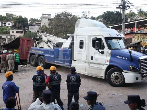 Con maquinaria pesada comenzaron la remoción de escombros y a quitar la volqueta de la zona del fatal accidente registrado este lunes en la colonia Villa Nueva.