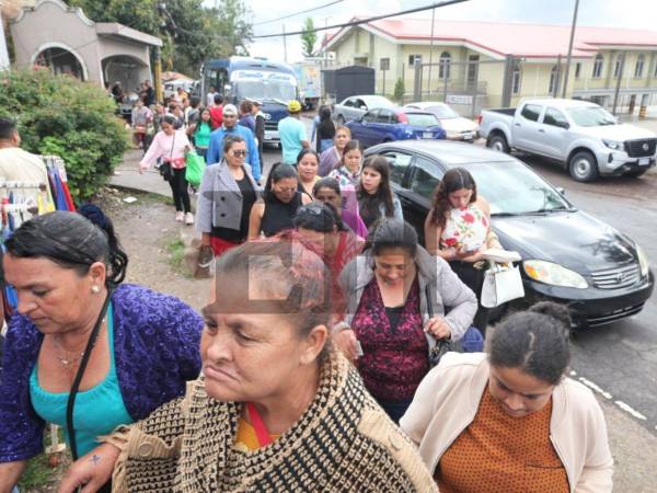 La Secretaría de Desarrollo Social (Sedesol) realizó la entrega del Bono de Alivio Climático en el municipio de Santa Lucía, Francisco Morazán, como parte de un programa gubernamental que busca apoyar a familias afectadas por fenómenos naturales y vulnerabilidad económica. Cabe mencionar que muchos de los que llegaron no saben por qué le estaban dando el apoyo.