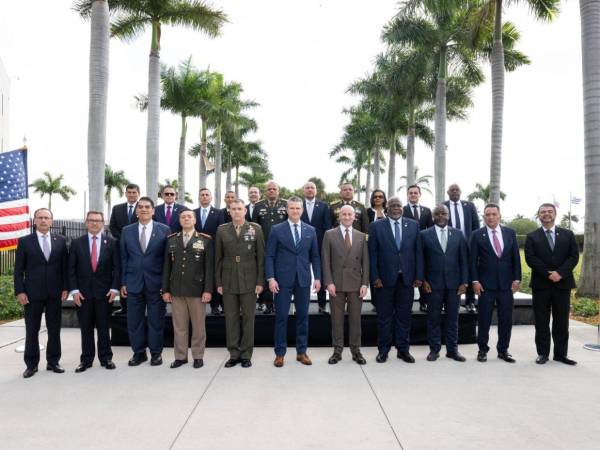 El ministro de Defensa, Enrique Rodríguez Burchard, aparece en la segunda fila, tercero de izquierda a derecha.