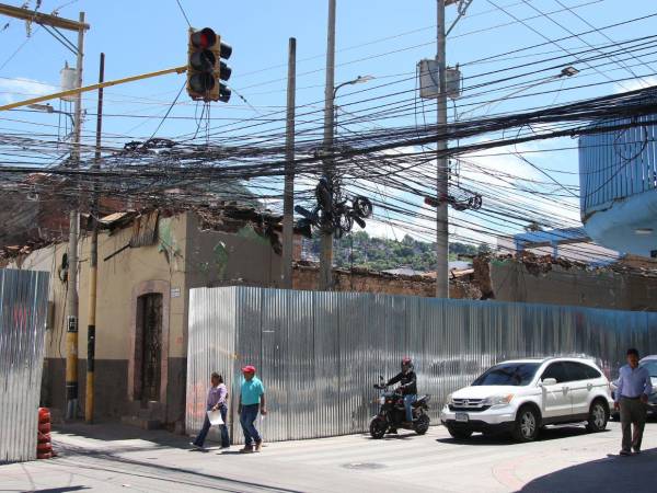 El histórico edificio Chinda Díaz, afectado por un voraz incendio, continúa en ruinas; sin permisos ni avances, las promesas de apoyo aún no se concretan.