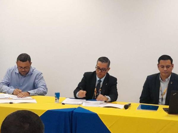 El rector de la UNAH, Odir Fernández, junto al representante de la empresa constructora firmaron el contrato.